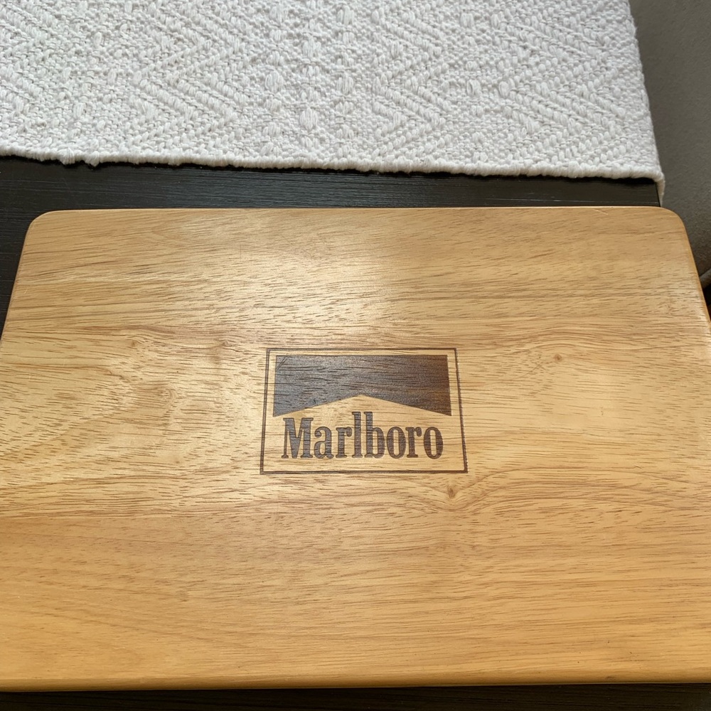 Marlboro card and poker set